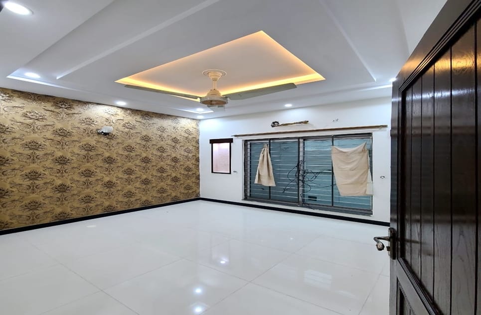 fcffec25-e04d-44d3-8c35-9b1db0e6de81