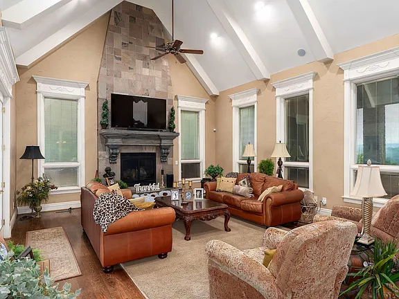 1261ed879058a04975e9e3cfacda0a1a-cc_ft_576