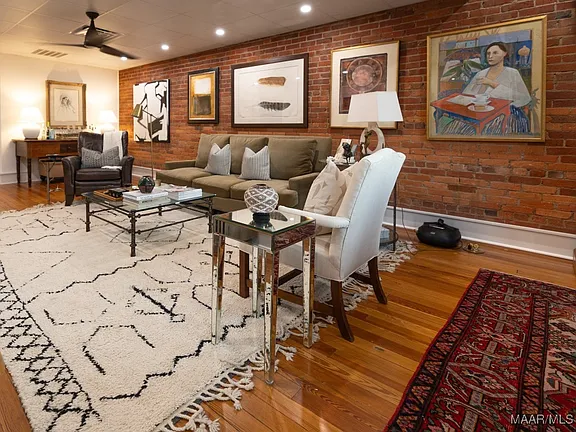 8e7497fe2854f6a00117530e2ef24f4f-cc_ft_576